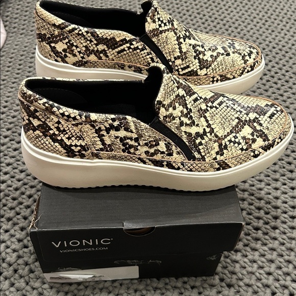 VIONIC KEARNY PLATFORM SLIP ON SNEAKER Ivory Leather Snake 6 Wide - Picture 3 of 7
